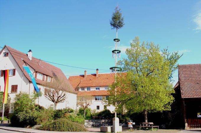  Der Oferdinger Dorfplatz im Mai 