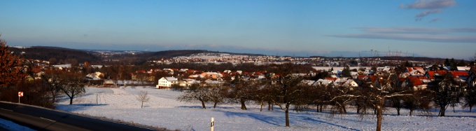 Panoramaufnahme von Oferdingen (Standort: "Boleskurve" - Ortseinfahrt von Rommelsbach kommend)